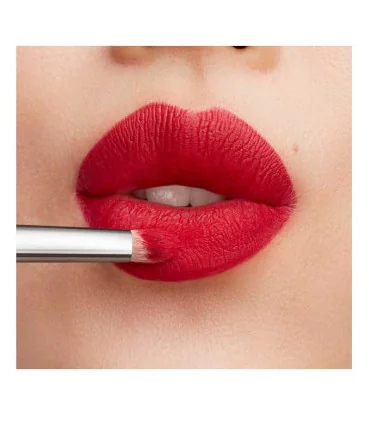 رنگ واقعی رژ لب Ruby Woo روی لب با بافت Retro Matte و ماندگاری بالا - 2 - پک رژ لب مک دو عددی