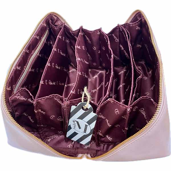 کیف میکاپ شارلوت تیلبری با درب باز از نمای جانبی