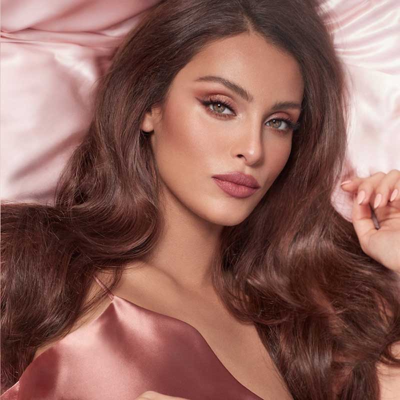 سواچ رژگونه شارلوت تیلبری Pillow Talk روی پوست مدل