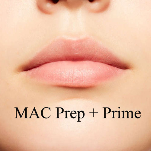 پرایمر لب مک بر روی لب - MAC Prep + Prime Lip primer applied on lips for smooth base