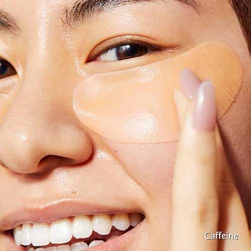 مدل در حال استفاده از ماسک چشم کافئین سفورا