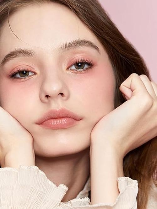 رنگ صورتی طبیعی رژگونه مایع شیگلم لاو کیک  Love Cake روی پوست؛ جلوه لطیف و یکنواخت